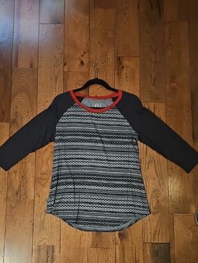 Maurices Black & Gray Patterned Raglan Tee with Red Neckline